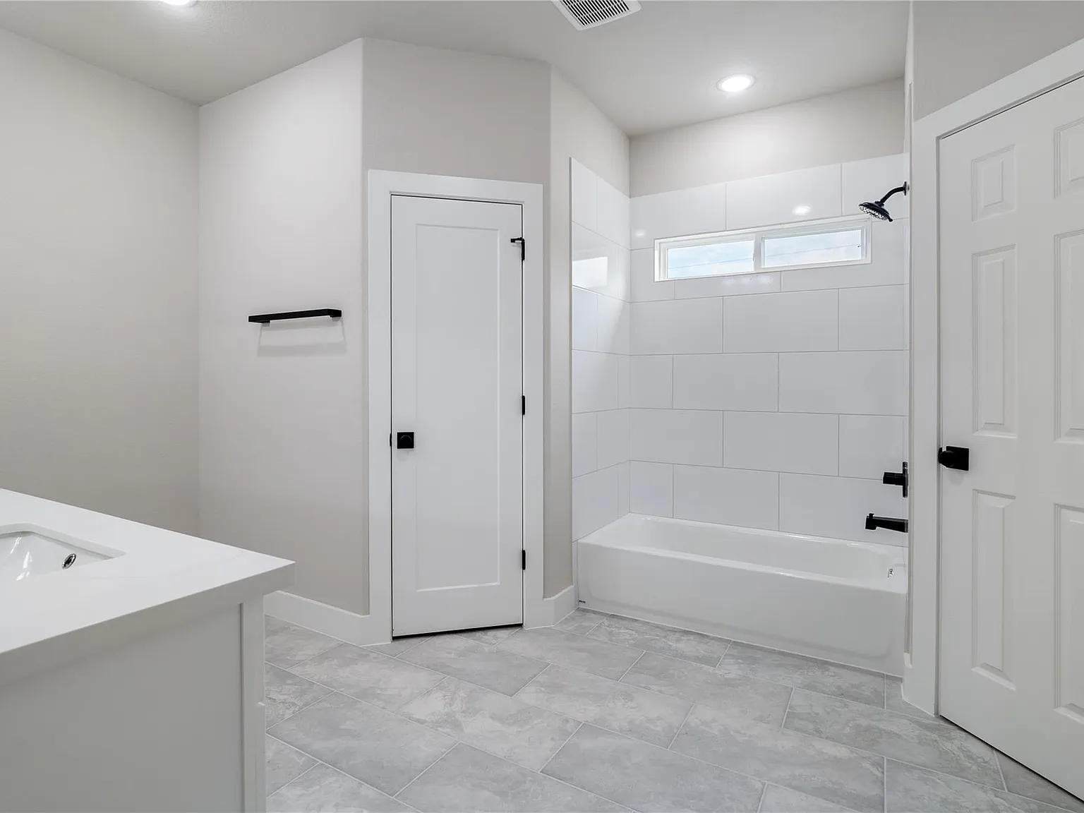3 bed, 2.0 bath, 1492 sqft, $1,900 — Photo 4