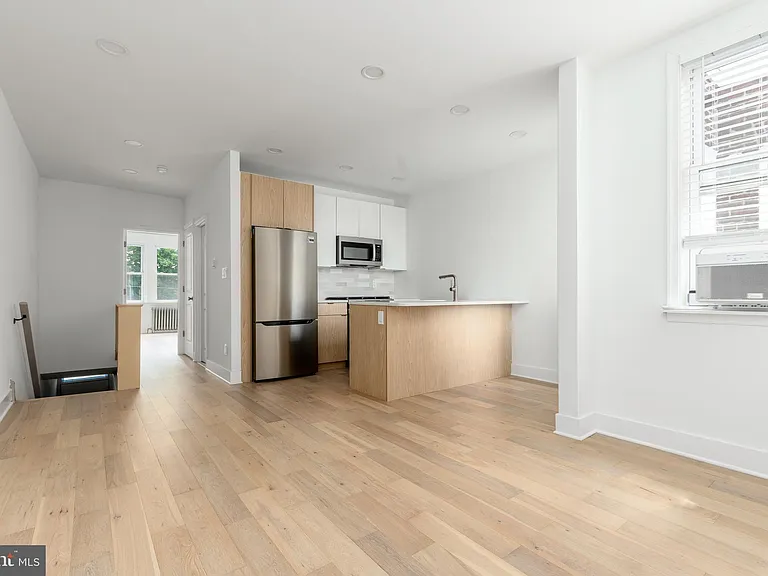 5461 W Berks St — Photo 3