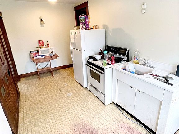 4th image of 1236 E Lincolnway St