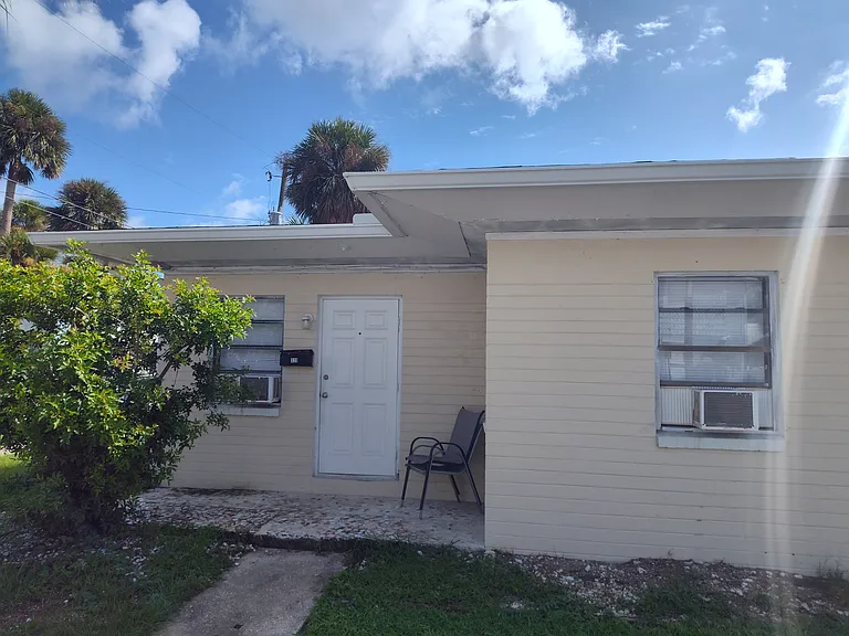 318 N Oleander Ave — Photo 29
