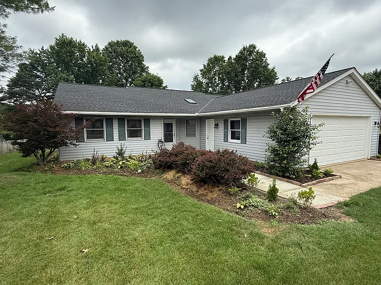 1775 Glenwood Dr — Photo 2