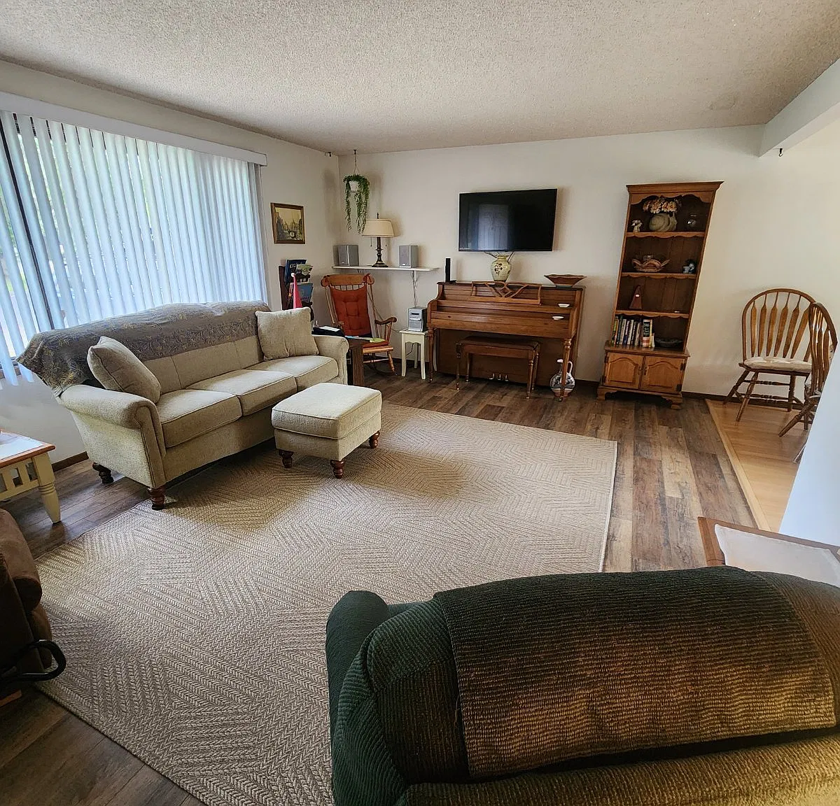 3 bed, 1.5 bath, 1456 sqft, $1,800 — Photo 3