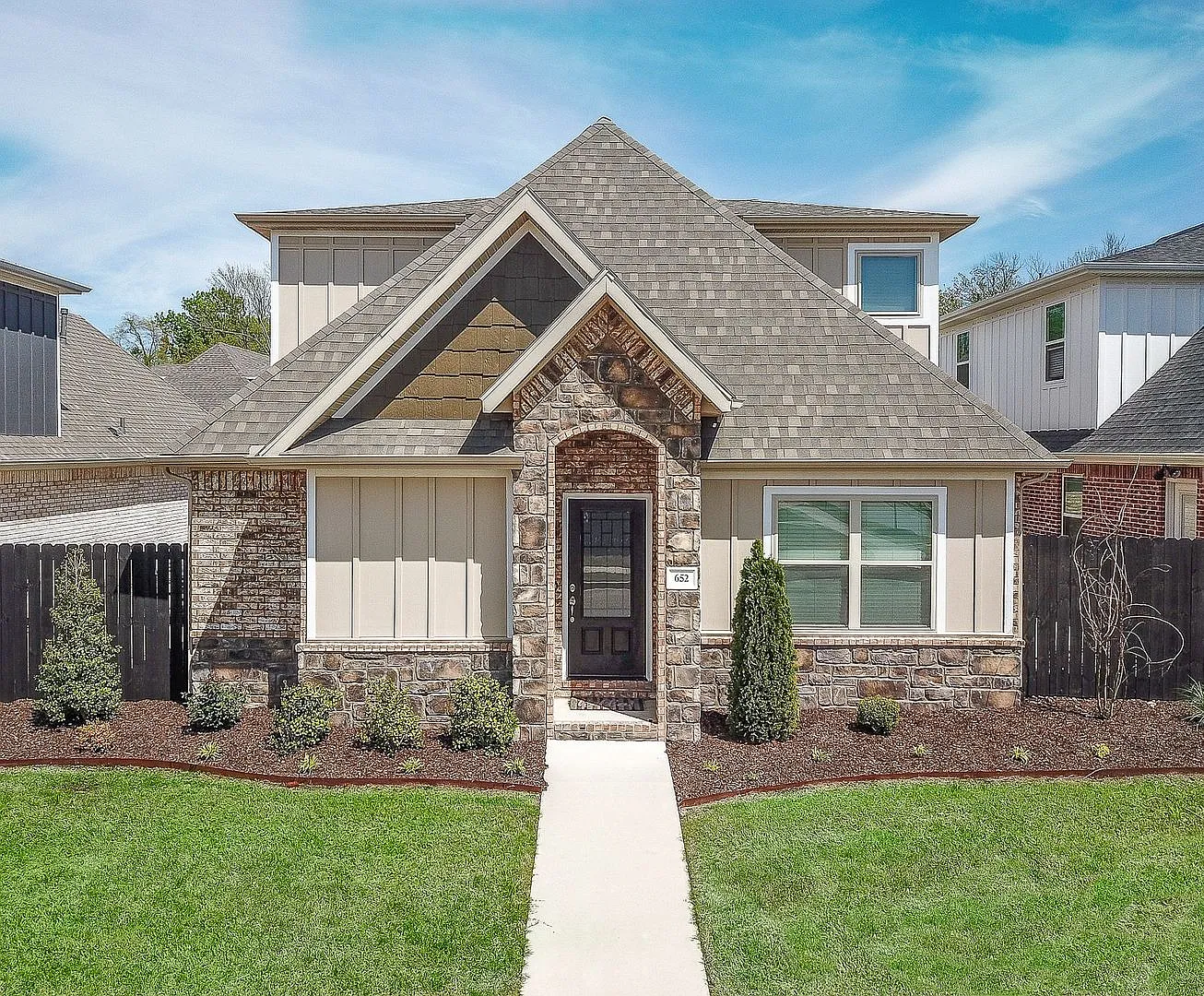 Luxurious 4 Bedroom, 3.5 Bathroom Home In Fayetteville, AR — Photo 1