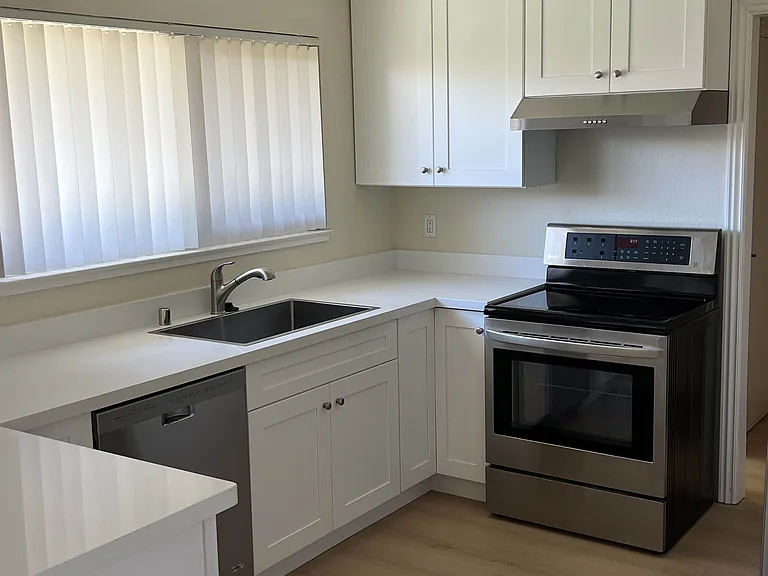 2119 Surrey Pl — Photo 3