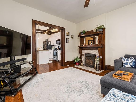 2nd image of 2555 Glenmawr Ave
