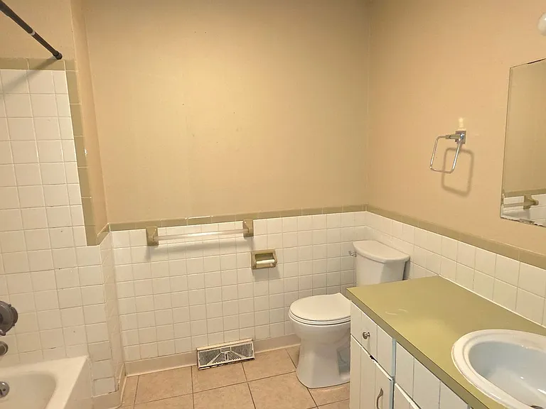 2542 S Regina Ave — Photo 6