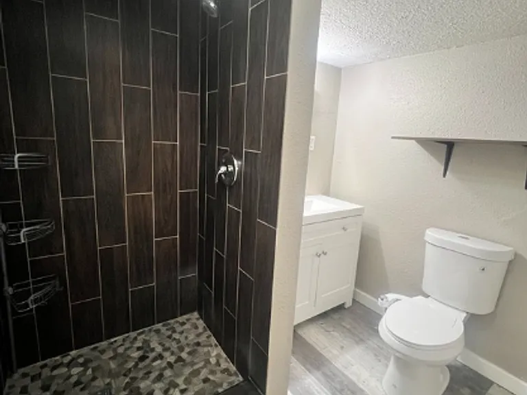 809 W 10th St — Photo 15