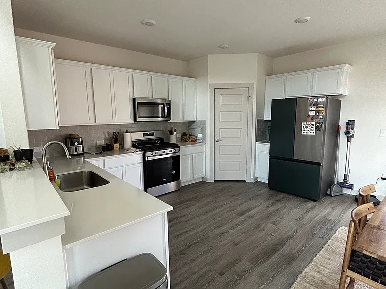 10912 Meris Ln — Photo 2