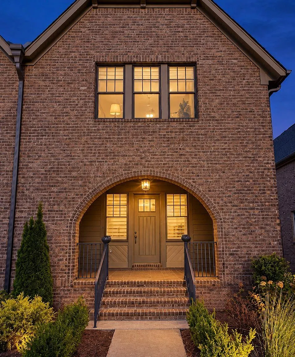3 bed, 2.5 bath, 1900 sqft, $3,000 — Photo 1