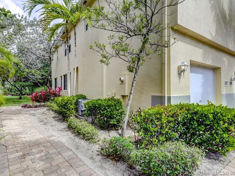 3211 Scarletta Dr — Photo 2