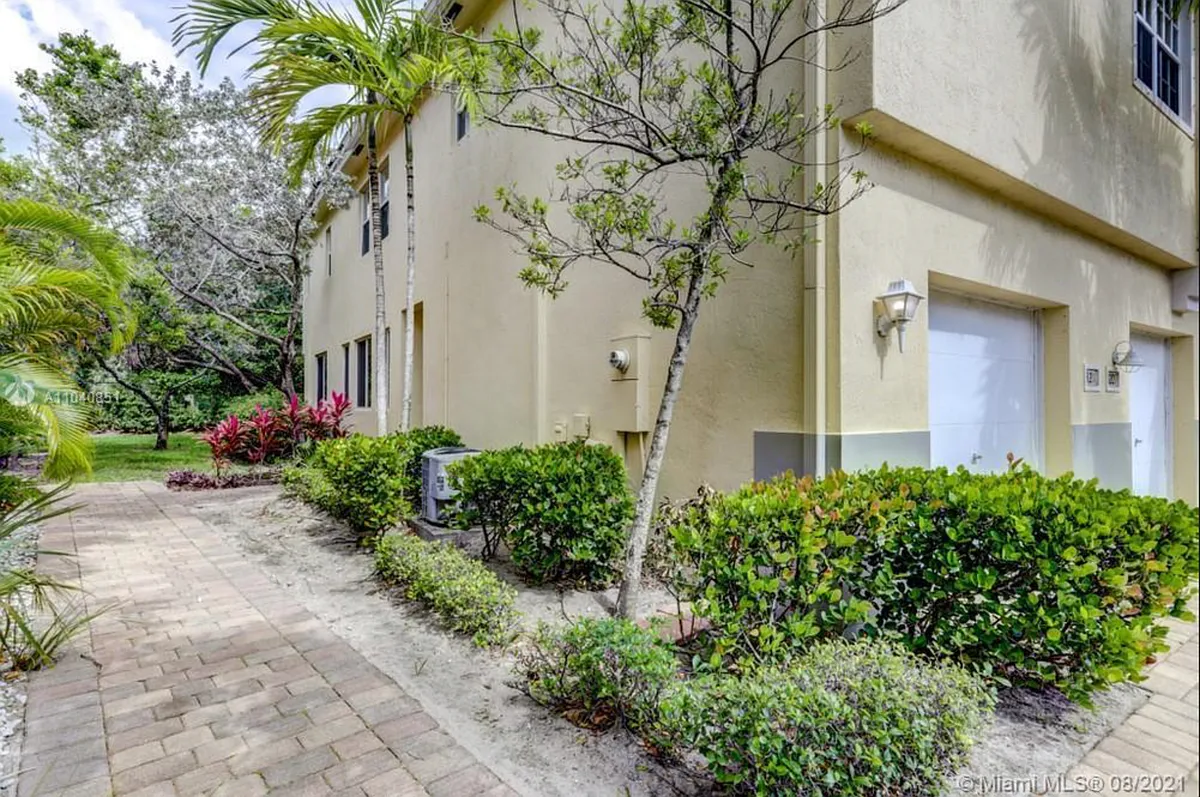 Building Photo - 3211 Scarletta Dr