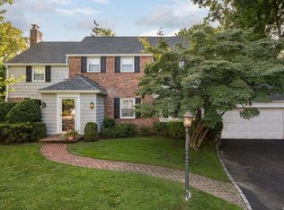 94 Entrance Rd, Roslyn Heights, NY 11577