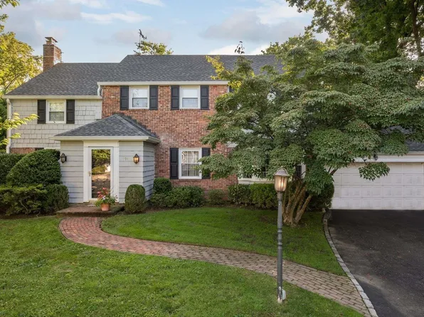 94 Entrance Road, East Hills, NY 11577