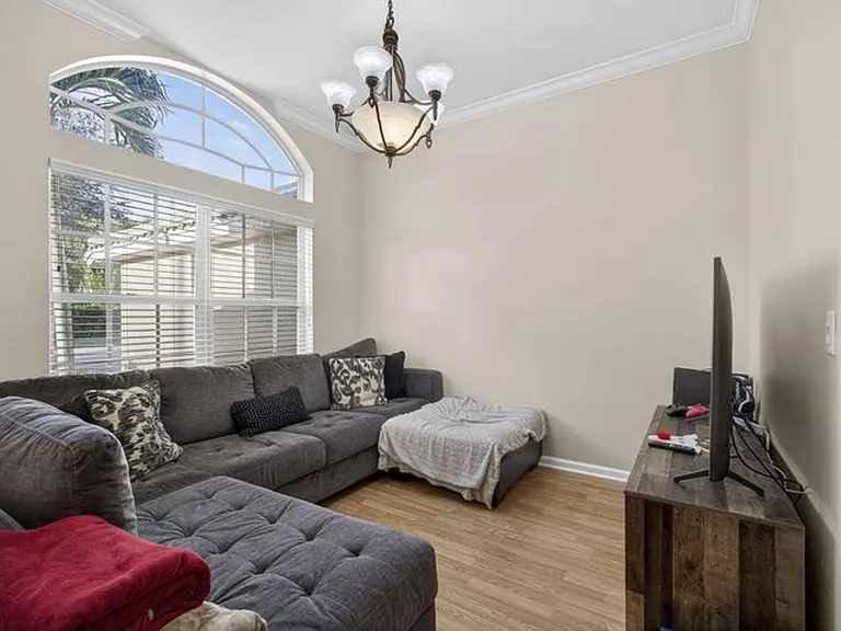 146 Fernwood Cres — Photo 9