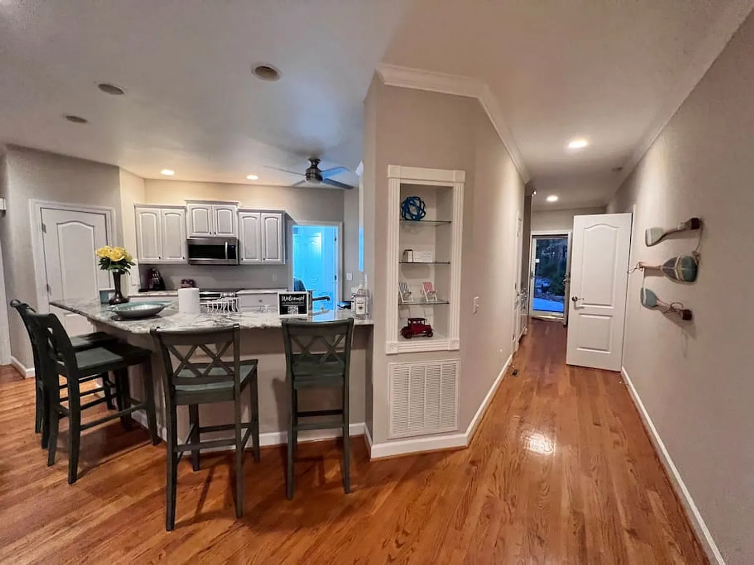3 bed, 2.0 bath, 2690 sqft, $5,021 — Photo 4