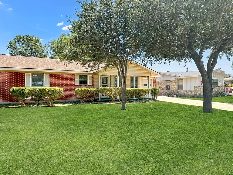 310 Mahota Dr — Photo 2