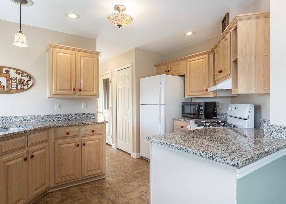 21 Stone Meadow Dr, Bridgewater, MA 02324 Zillow