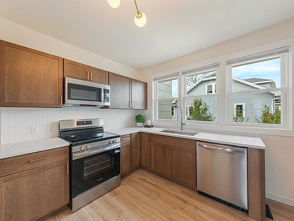 3rd image of 410 Naymut St