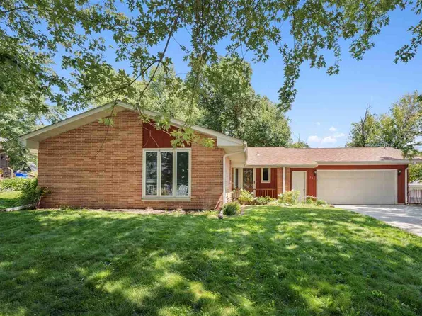 3360 Circle Dr NE, Cedar Rapids, IA 52402