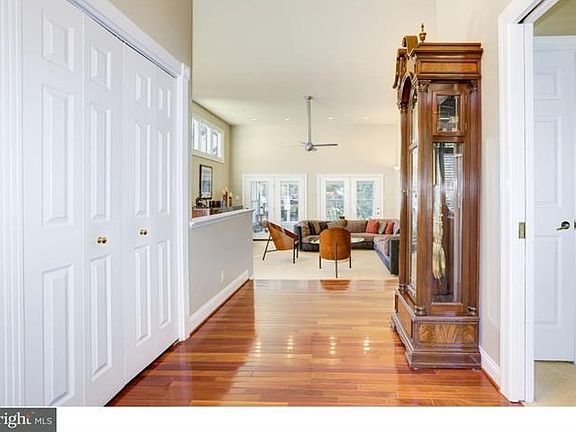 3rd image of 1723 Oak Hill Dr