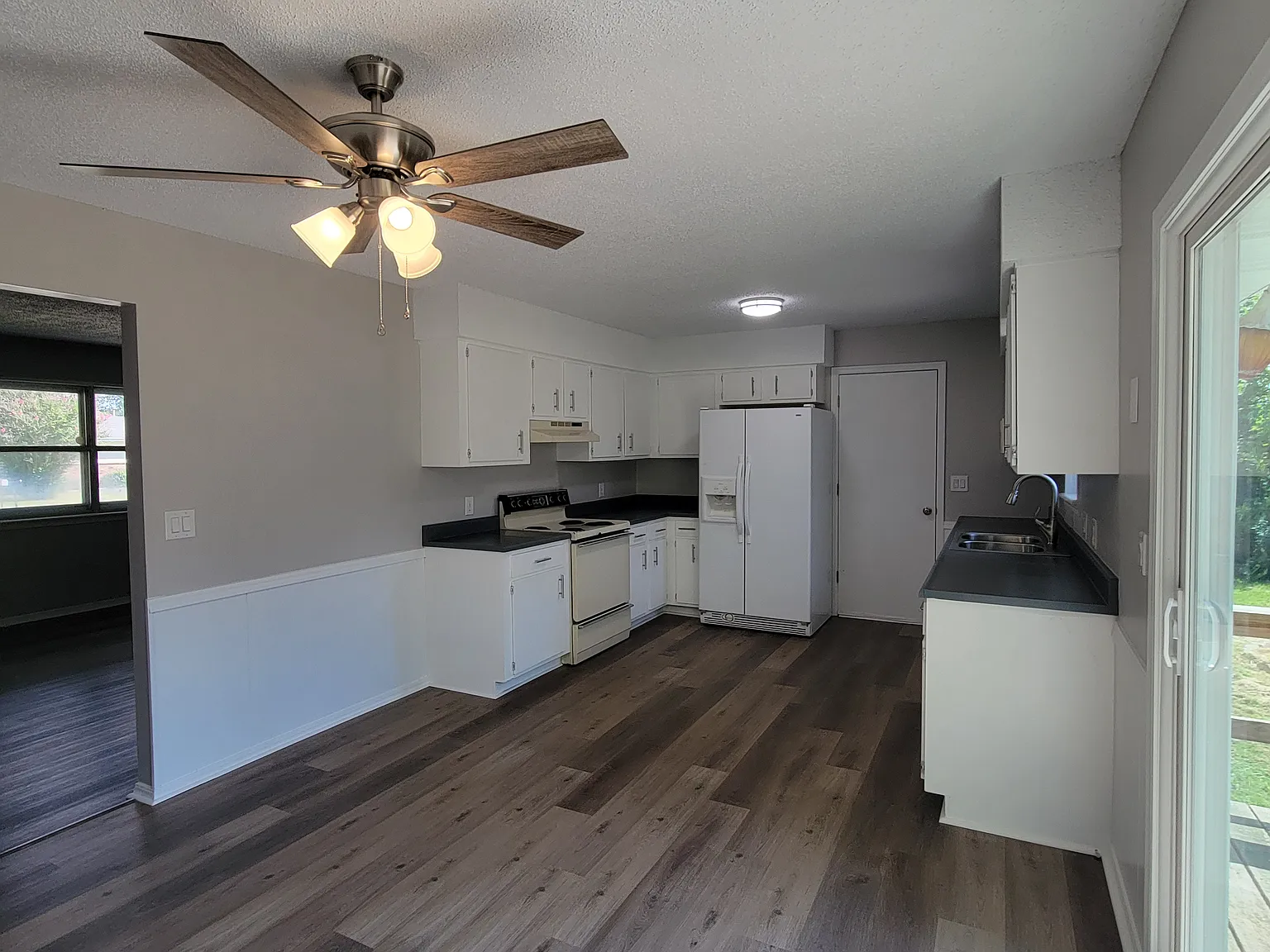 3 bed, 1.5 bath, 1300 sqft, $1,550 — Photo 2