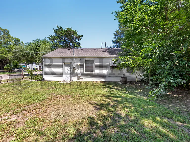 1103 S Waverly Rd — Photo 2