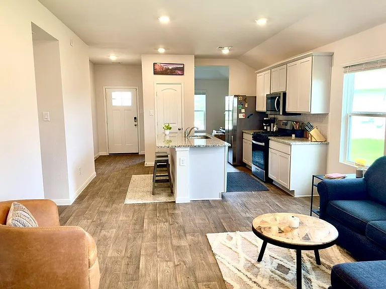413 Abbey Ln — Photo 3
