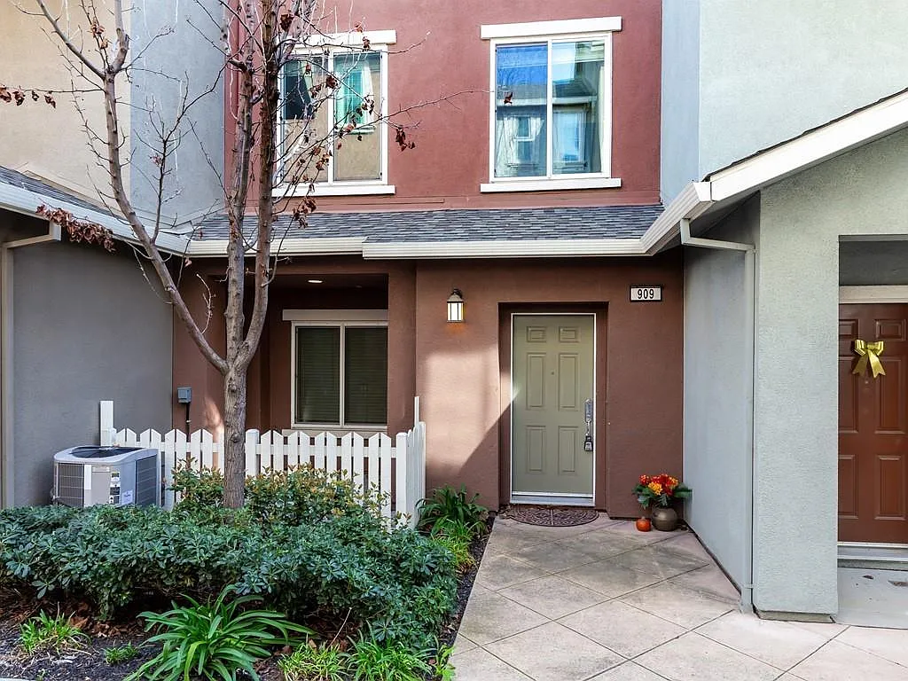 909 Alta Mar Ter photo 1