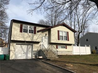 14 Valley Dr, Nanuet, NY 10954