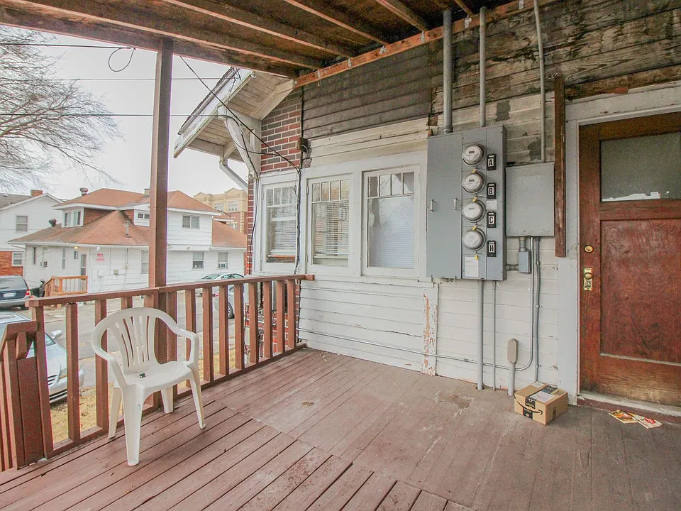 1111 E Walnut St