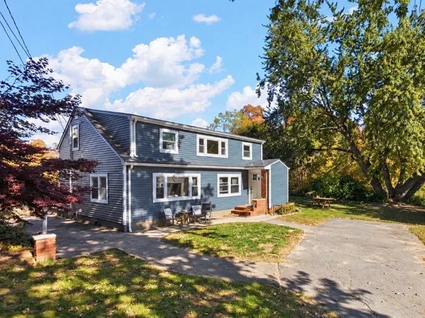 141 Nyes Ln, Acushnet, MA 02743