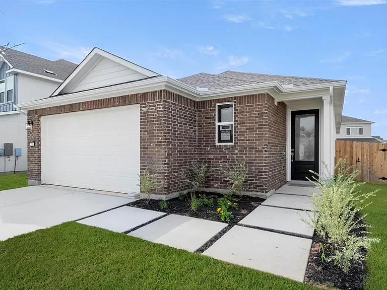 1012 Yaupon Holly Dr — Photo 1