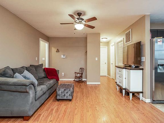 4th image of 340 Hillcrest Dr