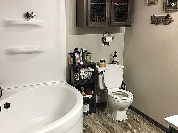 Downstairs bathroom tub/show