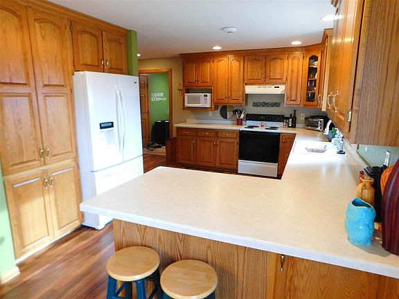 Peninsula with seating