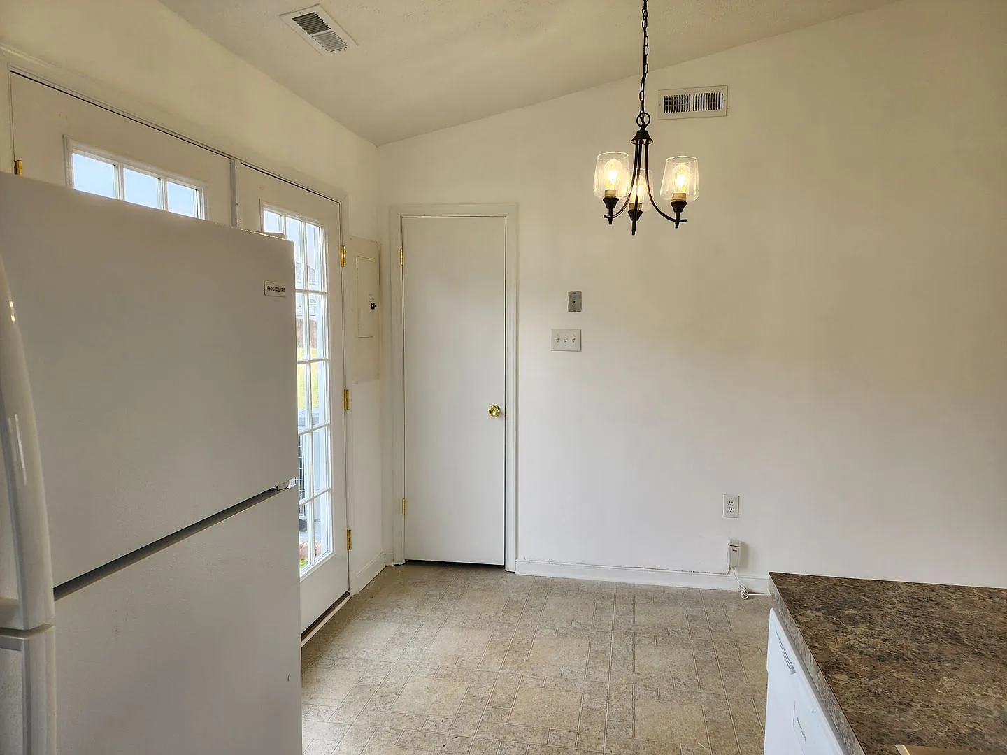 3 Bedroom 2 Full Bath Rancher On Quiet Cul de Sac! — Photo 4