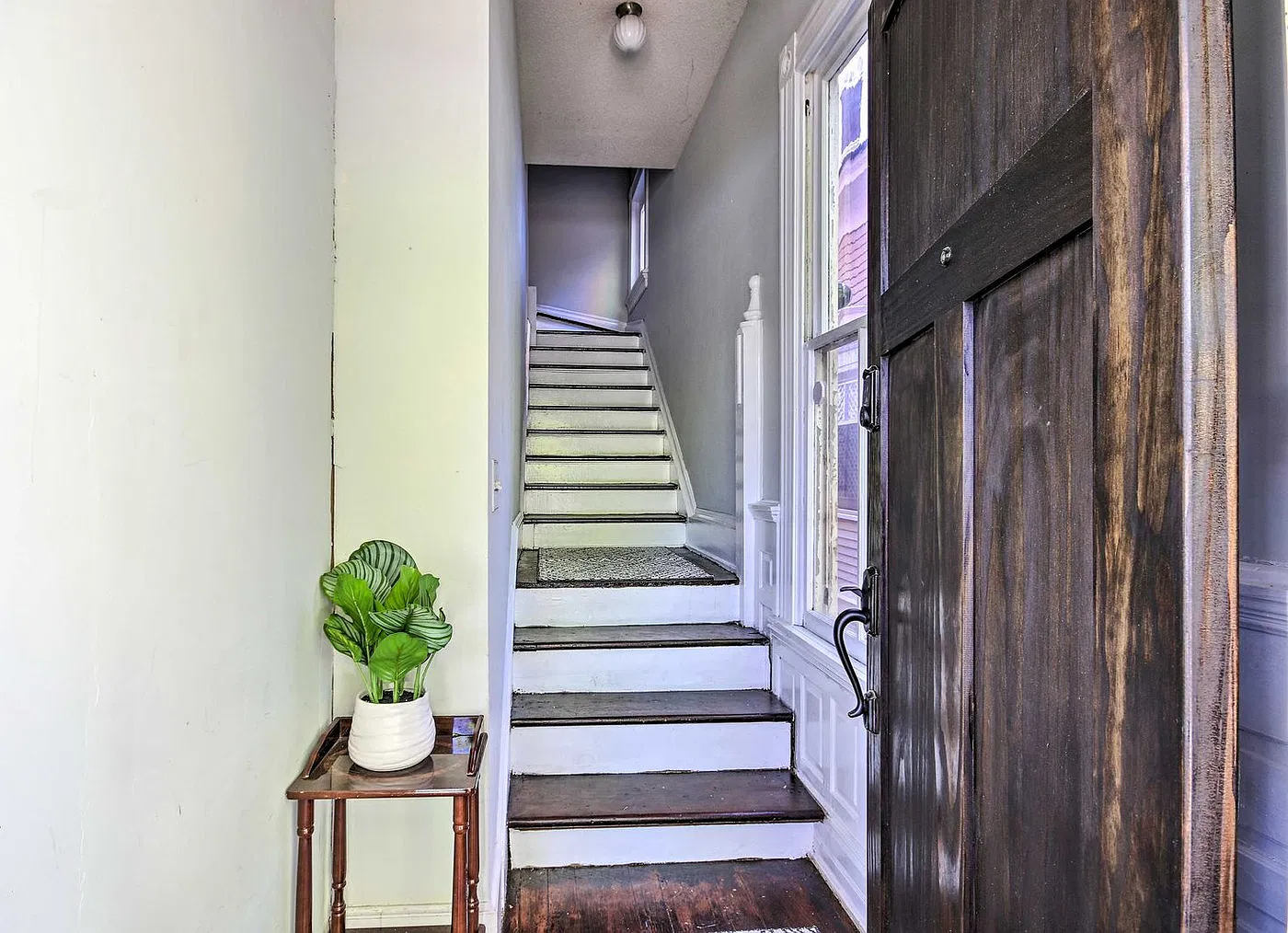 2 bed, 1.0 bath, 1291 sqft, $2,483 — Photo 2