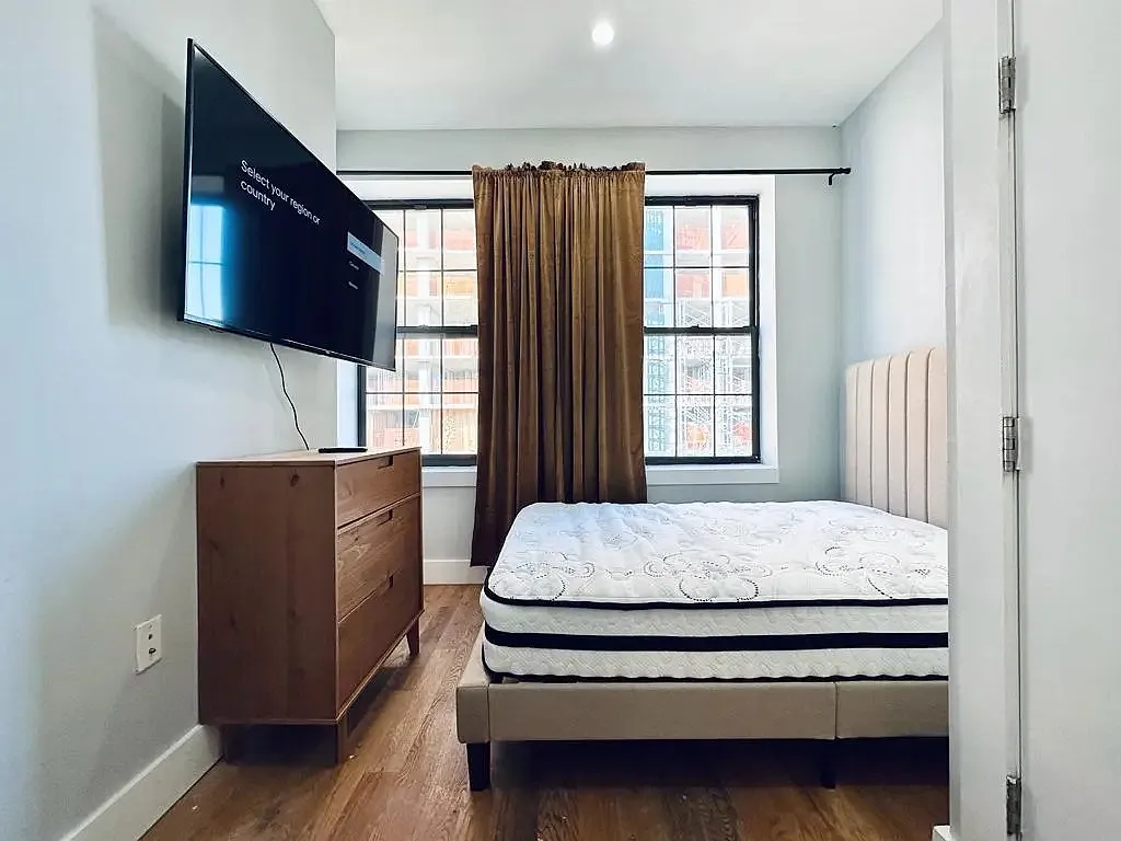 Bedroom - 375 Vernon Ave #4-138