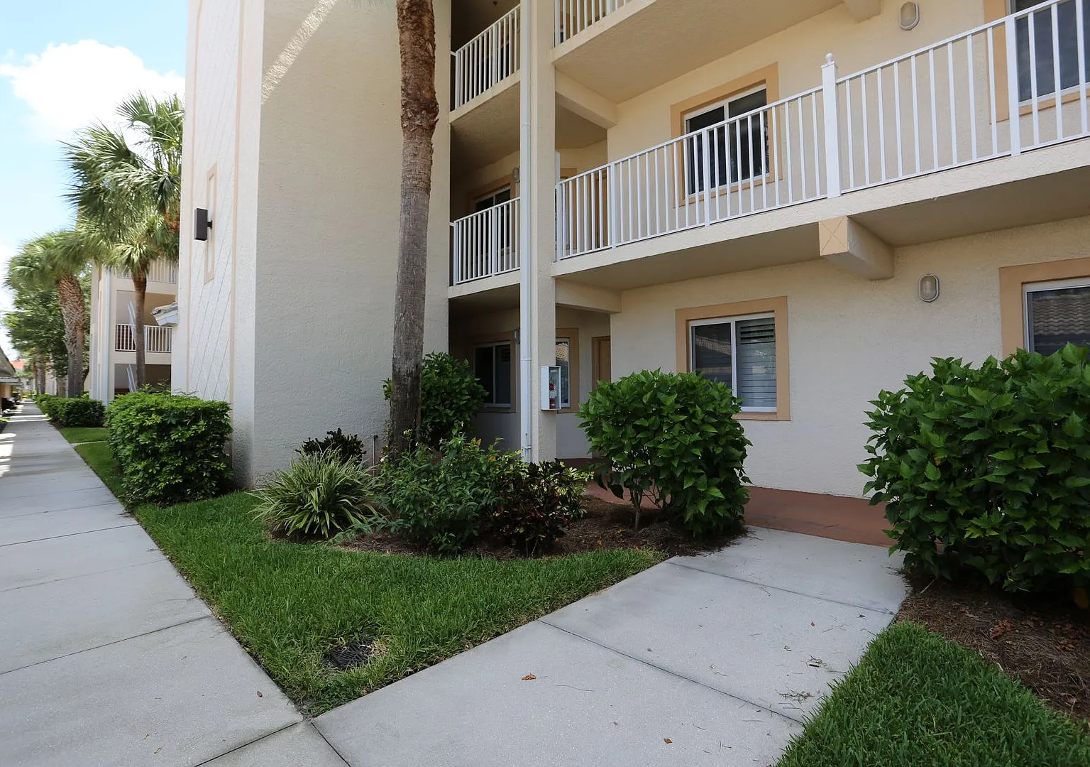 Annual Rental Blue Heron**2 Bed / Bath 700 Mandatory Minimum Credit Score Per Hoa — Photo 2