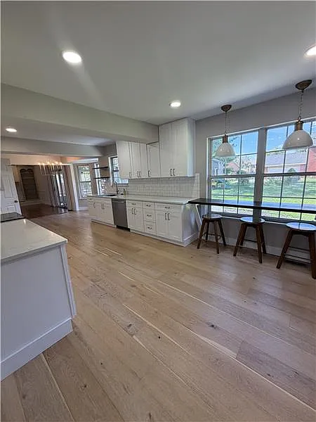 4 bed, 4.0 bath, 2400 sqft, $2,500 — Photo 3