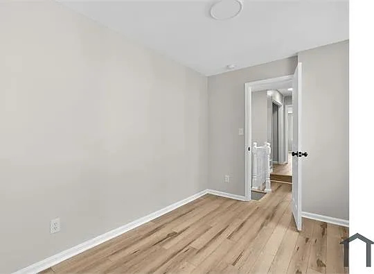 2037 Jefferson St — Photo 8