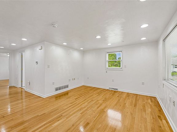4th image of 13400 Ridge Rd