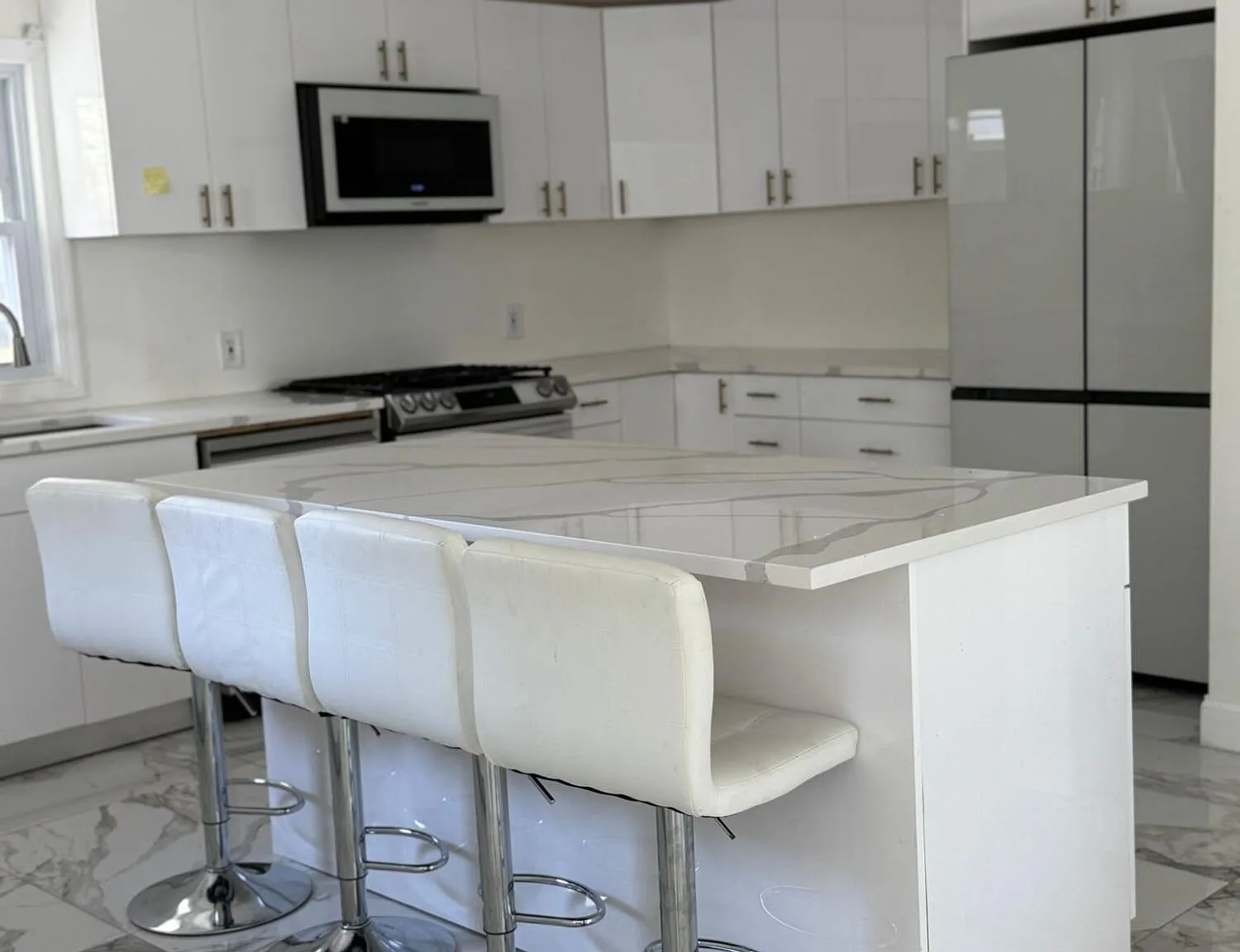 4 bed, 3.5 bath, 2560 sqft, $3,000 — Photo 1
