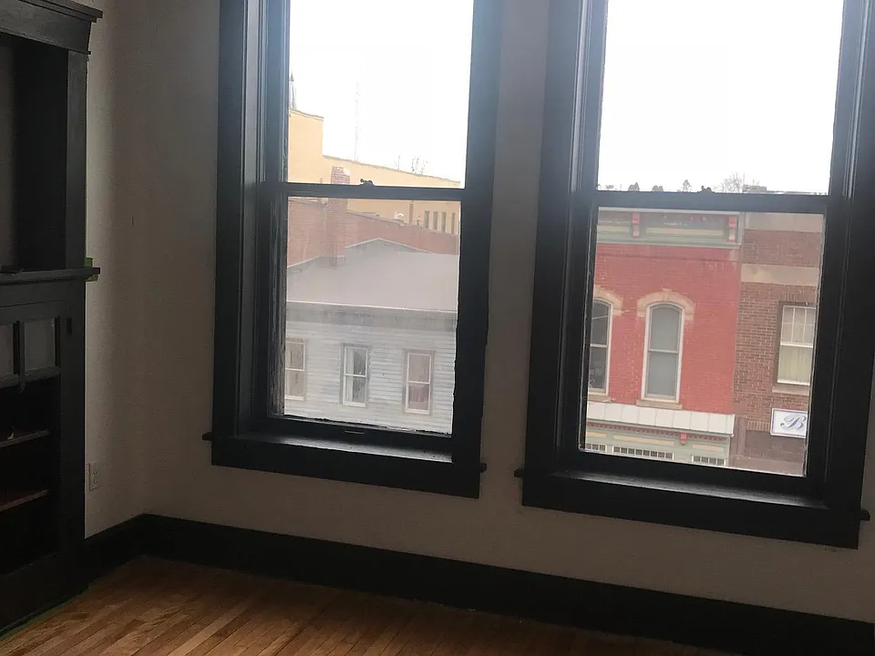 25 E Main St