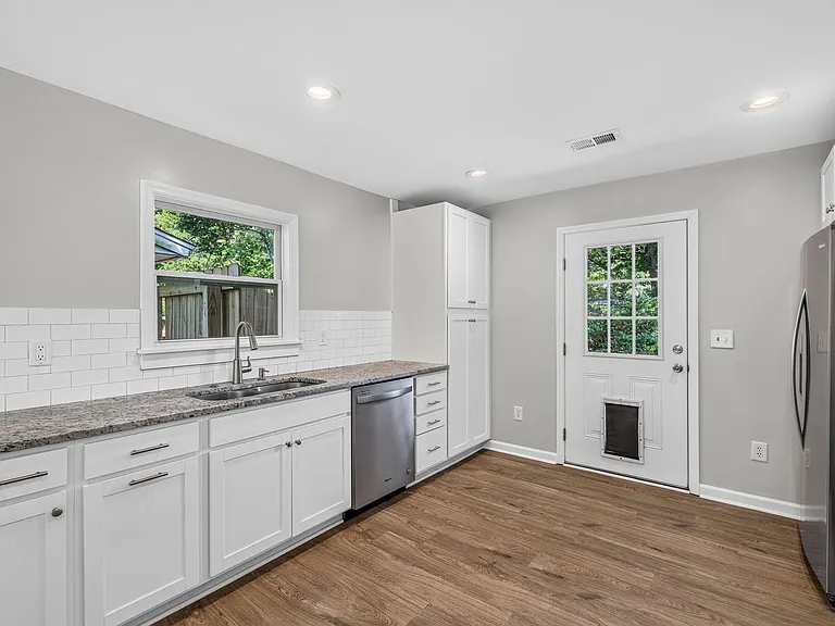 1208 Hawthorne Rd — Photo 11
