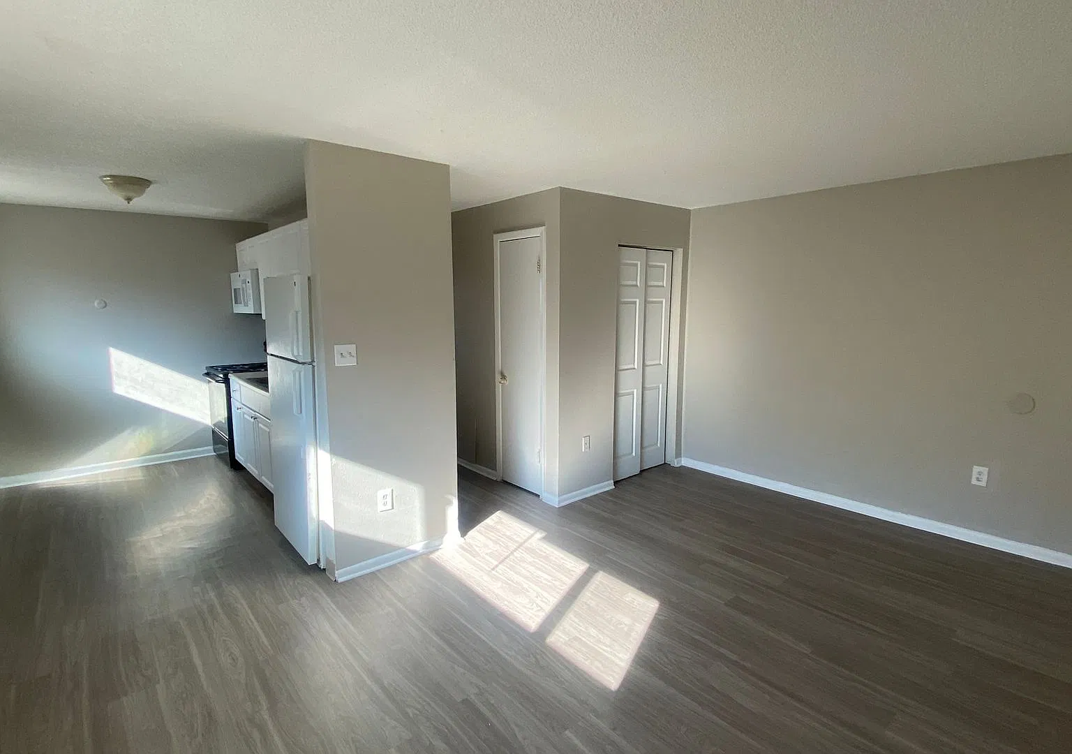 Updated 1 bed, 1 bath Apartment in Aurora! Move in Special ! — Photo 4