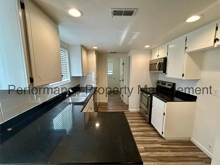 8615 Newgate Ct — Photo 4