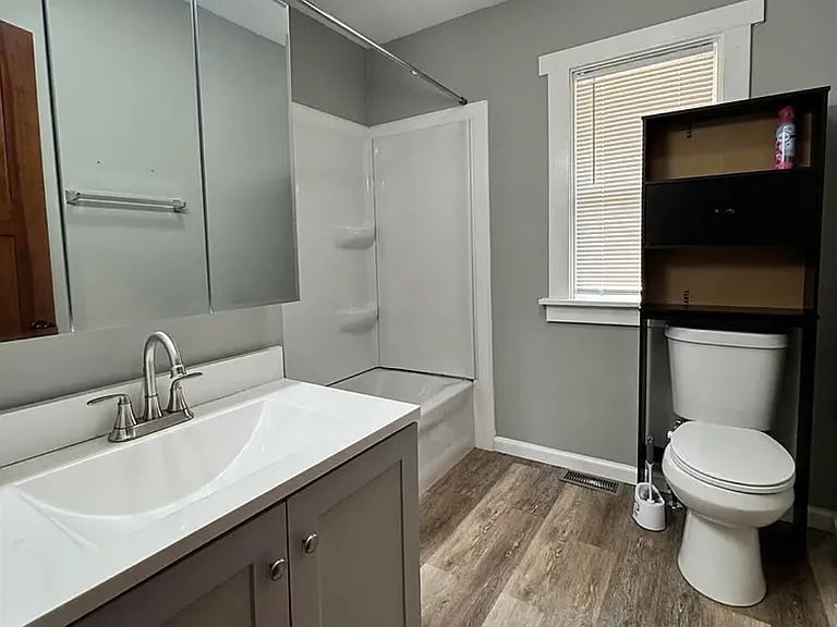 329 NW Waite St — Photo 7