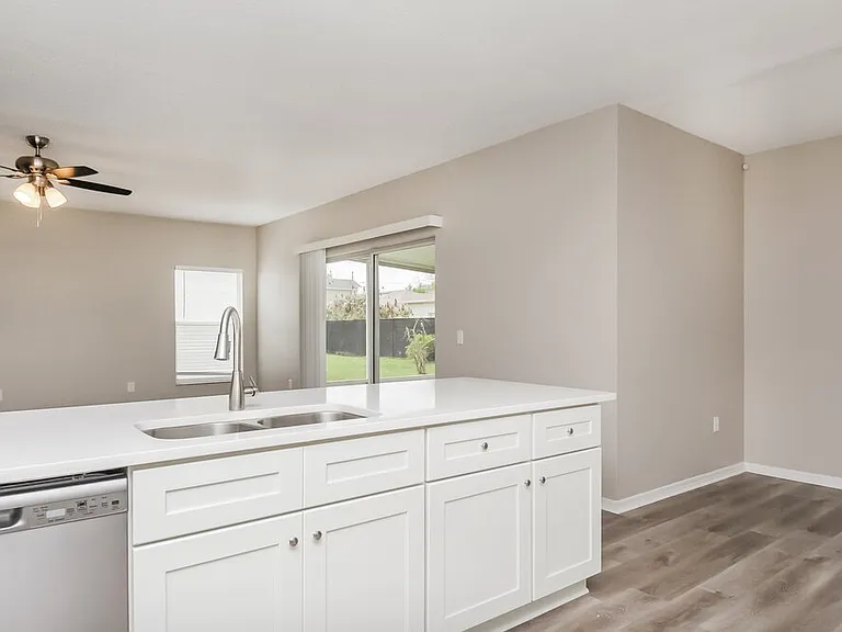 553 Brentford Ct — Photo 8