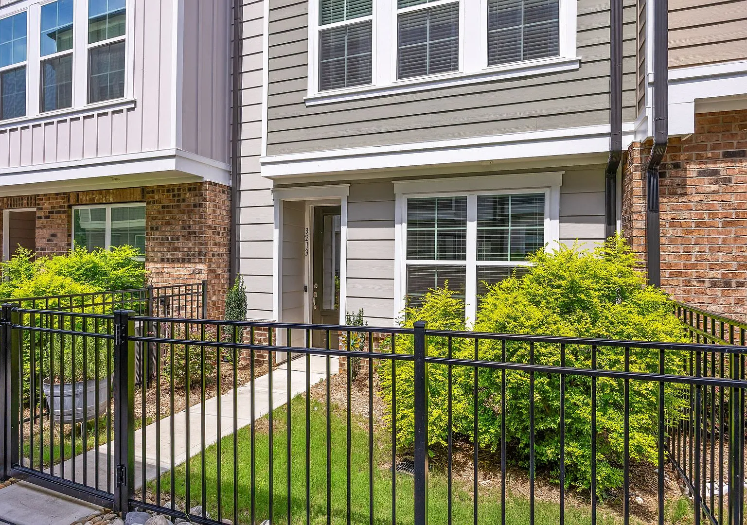 Like New Townhome Ready for Immediate Move-In Oakhurst — Photo 2